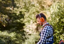 Как выбрать бензокосу для дачи: основные критерии