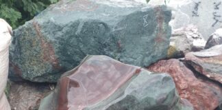 Как выбрать декоративные валуны для сада: советы по стилю и размеру