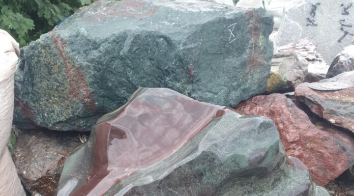 Как выбрать декоративные валуны для сада: советы по стилю и размеру