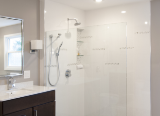 Стеклянные перегородки для душа на заказ: виды и дизайн-решения