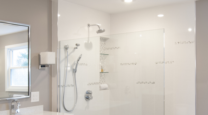 Стеклянные перегородки для душа на заказ: виды и дизайн-решения