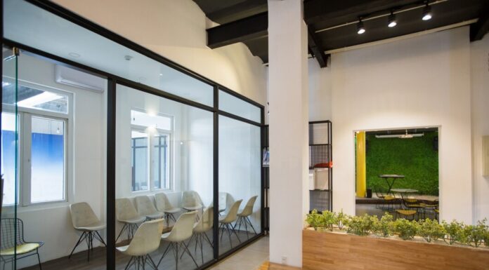 Как выбрать производителя стеклянных перегородок: на что обратить внимание