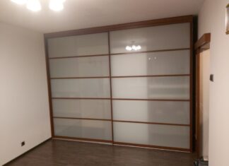 Замена дверей в шкафу-купе: когда это необходимо и как определить износ