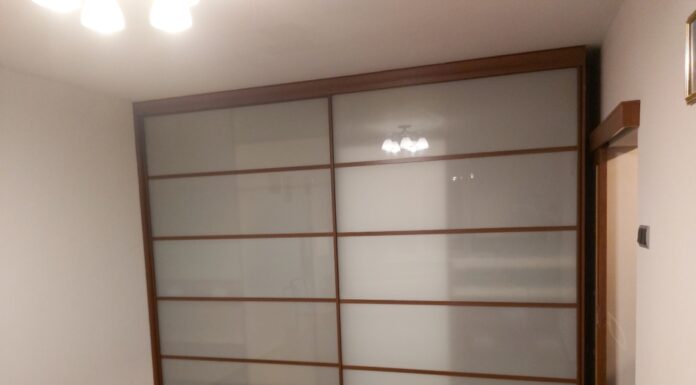 Замена дверей в шкафу-купе: когда это необходимо и как определить износ