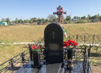 Каменные вазы на памятник: прочность и стиль