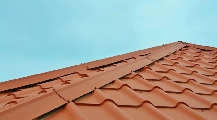 Советы по креплению металлочерепицы для надежной кровли