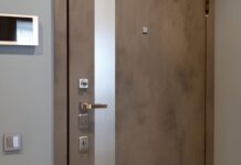 Стальные двери со вставками матового стекла: почему это выбор современного интерьера