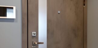 Стальные двери со вставками матового стекла: почему это выбор современного интерьера