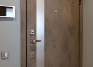 Стальные двери со вставками матового стекла: почему это выбор современного интерьера