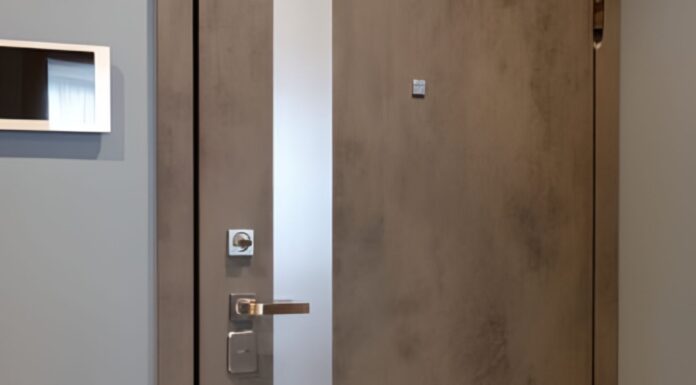 Стальные двери со вставками матового стекла: почему это выбор современного интерьера