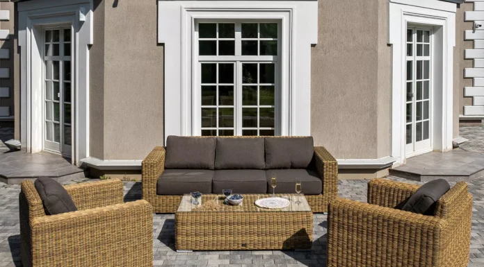 Терраса на все сезоны: как адаптировать мебель под любую погоду?