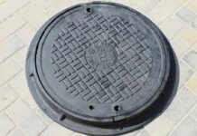 Легкий чугунный люк: где применяется, какую нагрузку выдерживает и в каких случаях он лучше тяжелого
