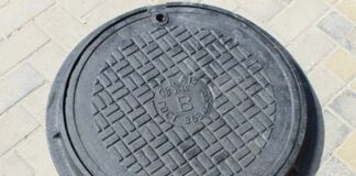 Легкий чугунный люк: где применяется, какую нагрузку выдерживает и в каких случаях он лучше тяжелого