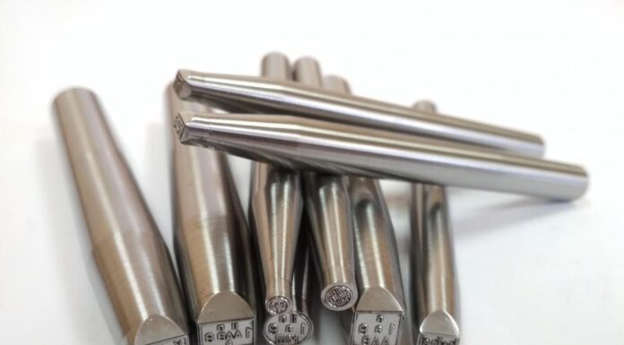 Как выбрать ударные клейма для маркировки металла: руководство по материалам и типам