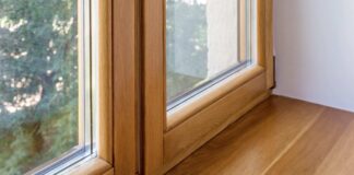 Деревянные окна для бани: особенности, плюсы и материалы