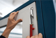 Ремонт и регулировка пластиковых окон: когда нужна помощь мастера?