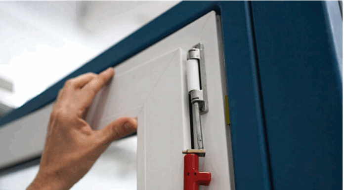 Ремонт и регулировка пластиковых окон: когда нужна помощь мастера?