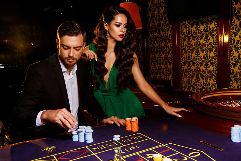 Любому игроку в любое время. Мужчина в казино. Парень казино. Фотосессия в казино. Мужчина и женщина в казино.